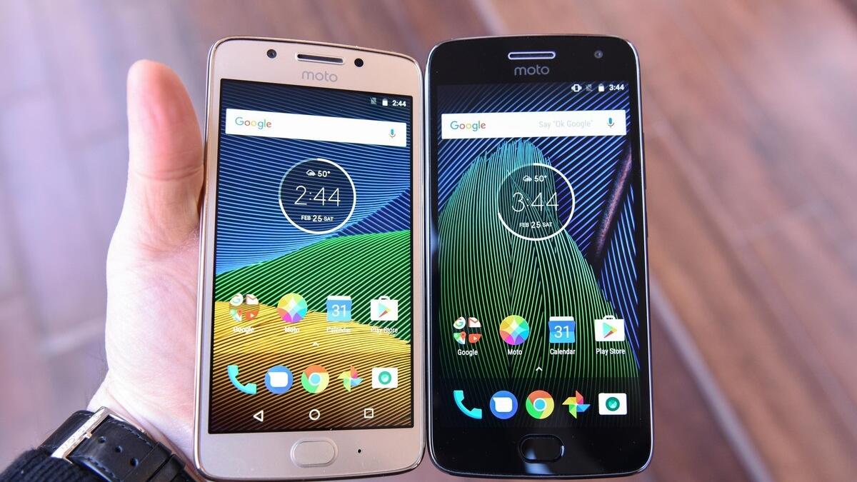 Moto G5 ، Moto G5 Plus : 
قياس G5 شاشته "5 إنش" بدقة عالية الوضوح، ويبلغ حجم ذاكرته 32 جيجابايت، وسعة البطارية تبلغ 2.800 ميلي أمبير. وسيكون PLUS حجم شاشته 5.2 إنش، وذاكرة 64 جيجابايت، ويمكن أن توسع إلى 128 جيجابايت، أما سعة البطارية فتبلغ 3 آلاف ميلي أمبير.