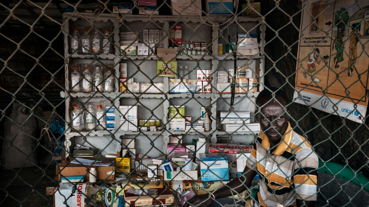 لا تشبه الأكشاك والمباني بعضها البعض إطلاقًاً، فهي عبارة عن قصاصات مختلفة من الصفائح المعدنية والعوارض الخشبية هي أول تذكير لي بما كدت أنساه حول هذا المكان.