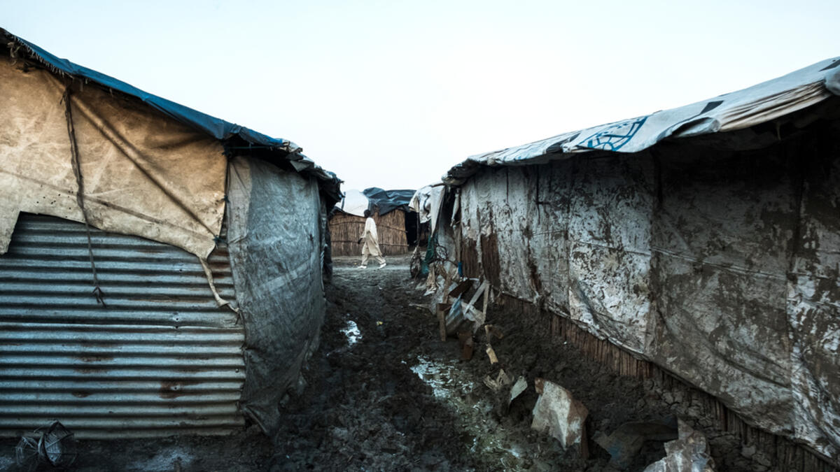 الطريق ليس مزدحماً في هذا الوقت، ولا يوجد سوى عدد قليل من الأشخاص الذين نجتازهم مع بدء العمل في السوق هذا اليوم، جميع المشاهد مألوفة كشك صغير مع نفس البضائع على جانبي الطريق.