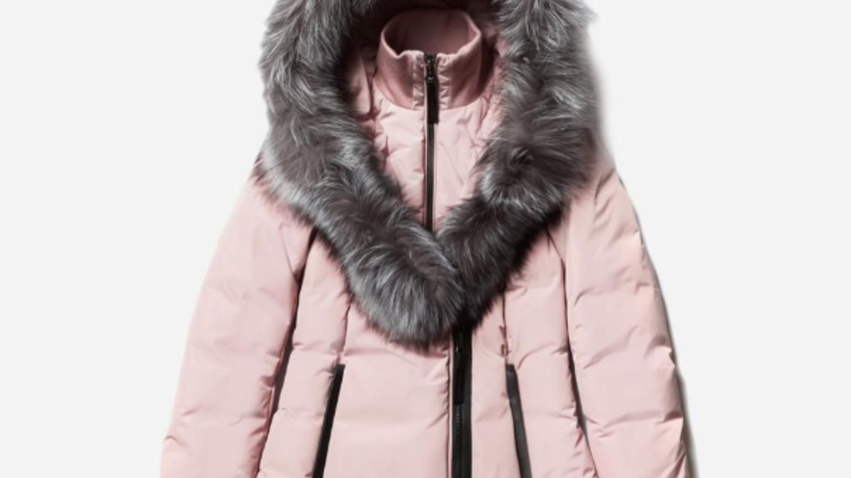 علامة "ماكاج" الكندية للملابس: خصصت مبيعات جاكيت وردي اللون لدعم مؤسسة أبحاث سرطان الثدي في كندا، يصل سعره لنحو 100 دولار.