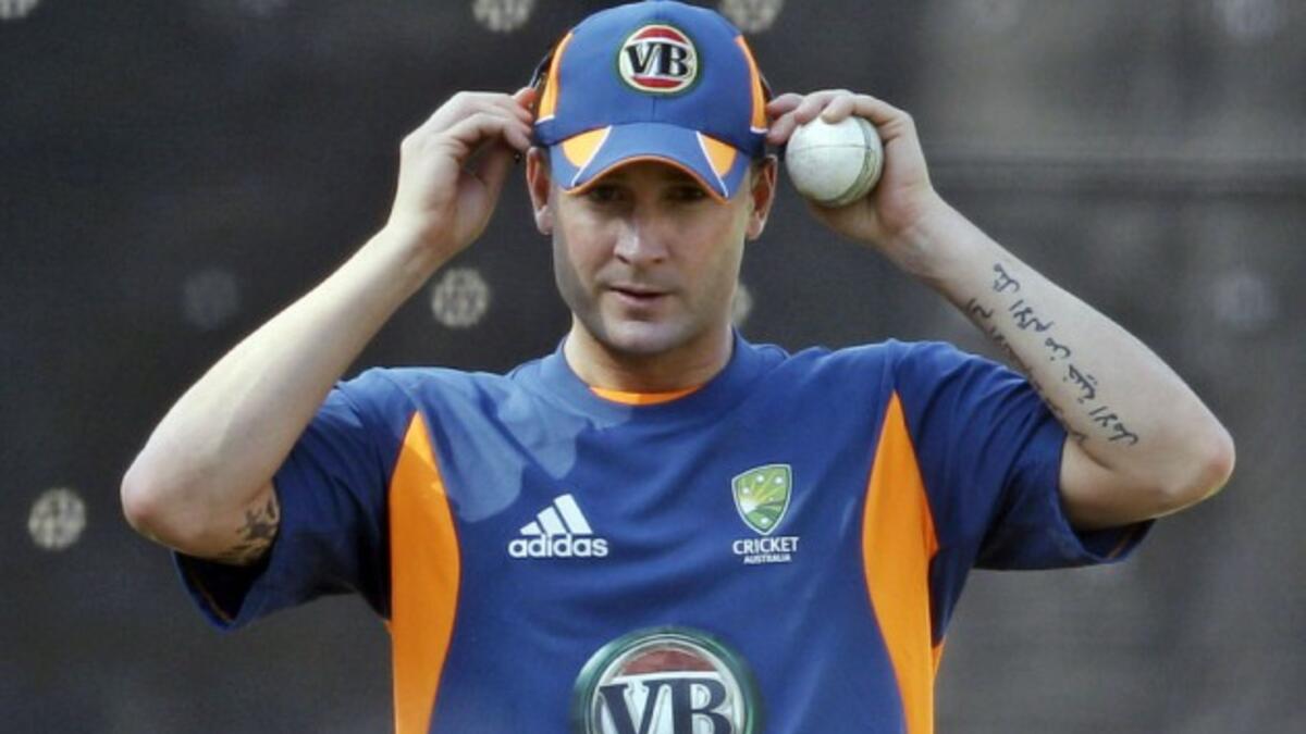 لاعب الكريكيت "ميشيل كلارك" وشم عبارة تُرجمت بشكل خاطئ (ألم الانضباط مثل الألم من خيبة الأمل) لكنه كان يقصد (ألم الانضباط ليس مثل ألم خيبة الأمل)