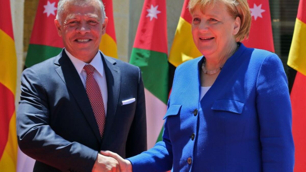 Jordanian King Abdullah II welcomes German Chancellor Angela Merkel at the Jordan Royal Palace in Amman, June 21, 2018. AFP/Khalil Mazraawi)