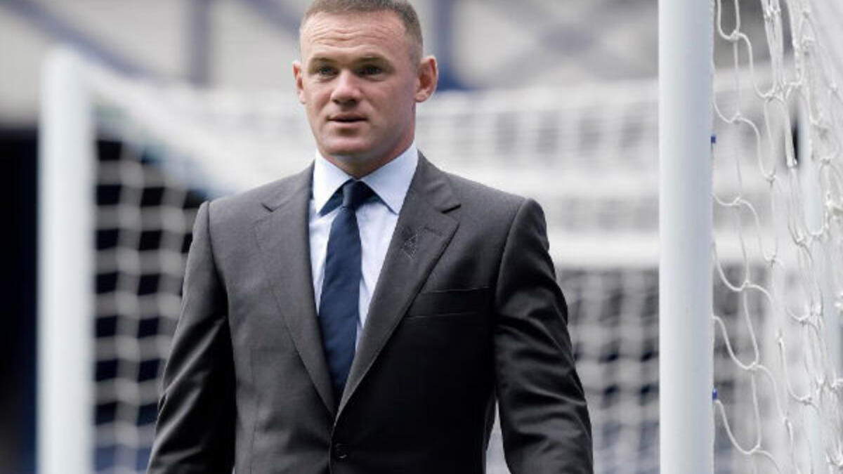 الإنجليزي وايني روني: في الوقت الذي كانت زوجته حاملاً تنتظر مولودهما كان هو يغوص في بحر الرذيلة مع فتاة الليل "جنيفر طومسون" التي لم تترد في الاعتراف بان الفتي الذهبي لنادي مانشستر يونايتد قضى معها ليالي وليالي.