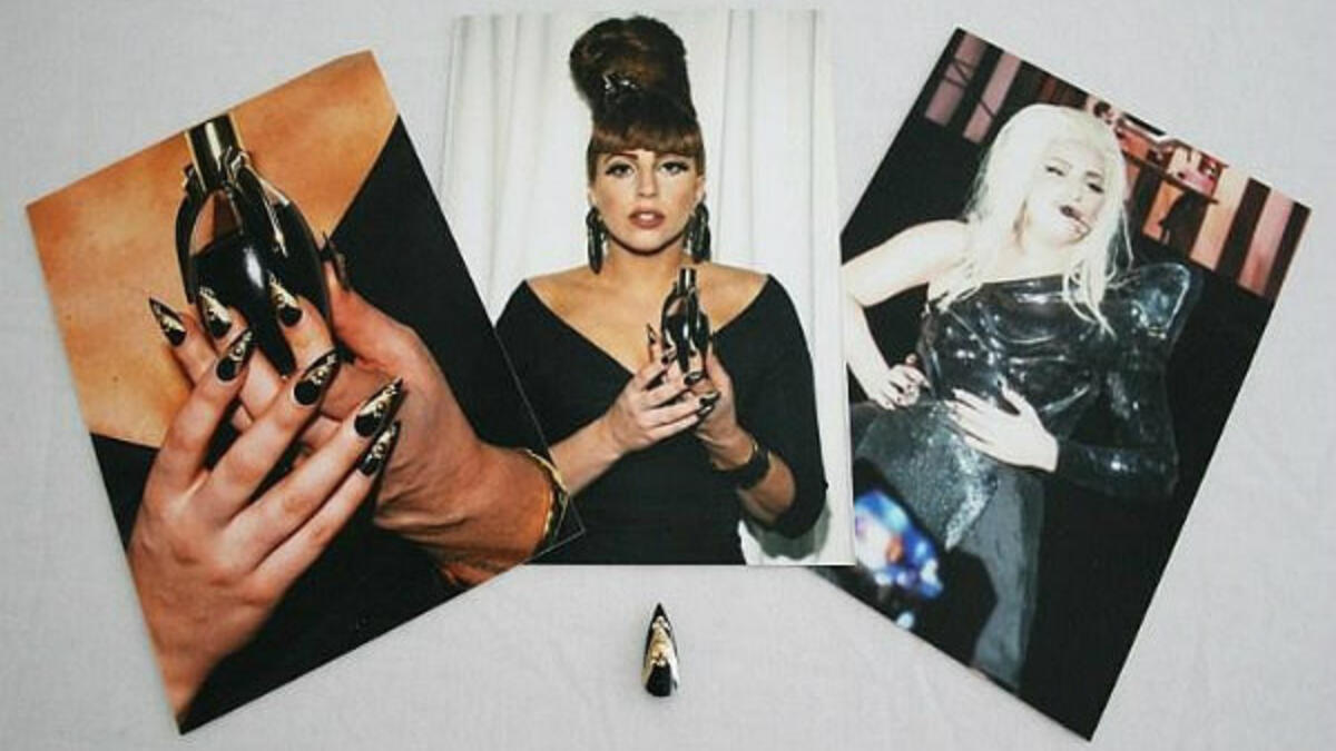 عام 2013، بيع ظفر اصطناعي وضعته "ليدي غاغا" خلال عرضها بملعب أفيفا في دبلن مقابل 8 آلاف جنيه استرليني.