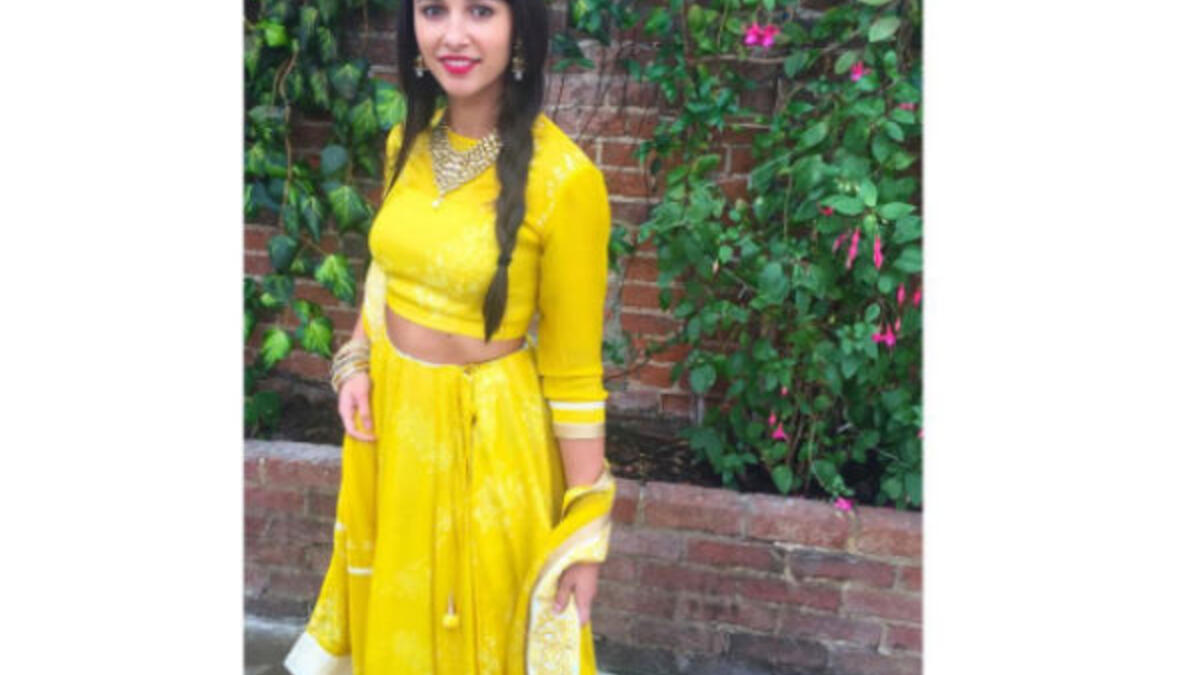 كثيرًا ما تعبر سكوت عن اعتزازها وفخرها بنصفها الهندي عبر نشر صور لها بالساري الهندي.