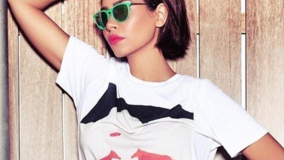 نشر المصور اللبناني شربل بو منصور صوراً جديدة للفنانة المصرية شيرين عبد الوهاب في أحدث جلسة تصوير لها. وظهرت بكامل أنوثتها في السروال الأحمر والسترة البيضاء وقد نالت هذه الصور إعجاب محبيها خصوصاً أنّها ظهرت بإطلالة شبابية.