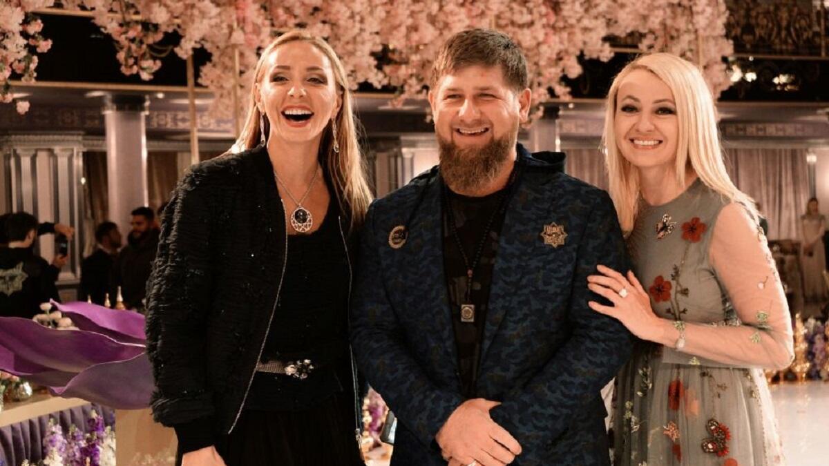 المنتجة الموسيقية الروسية يانا رودكوفسكايا والرئيس الشيشاني رمضان قديروف والألومبية في التزلج على الجليد تاتيانا نافكا خلال عرض أزياء.