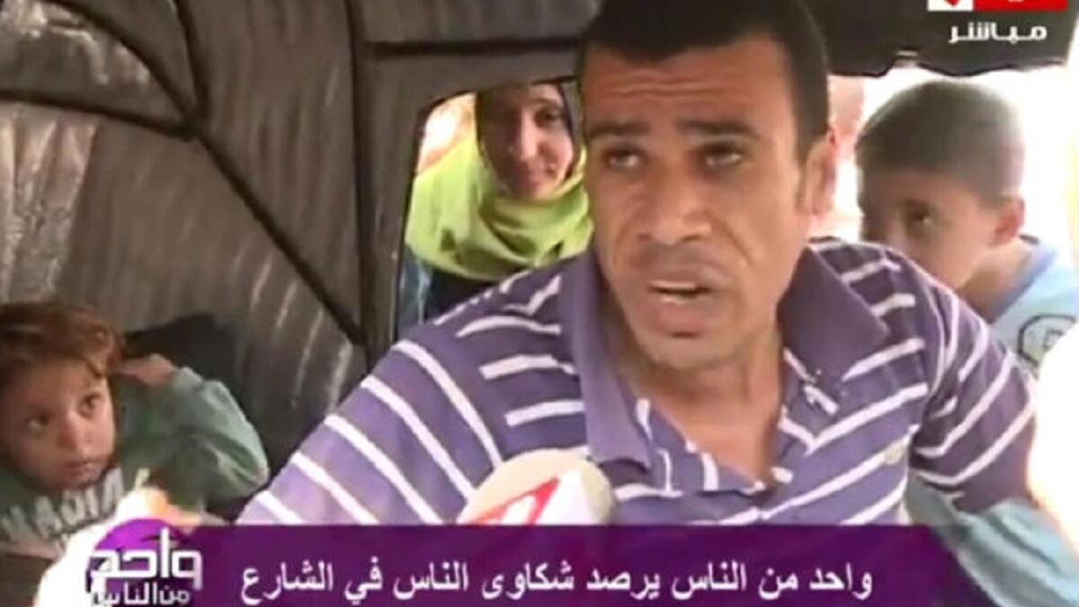 سائق "التوك توك" الذي اشتهر في العالم العربي من خلال فيديو لم يتجاوز 4 دقائق ليحصد الفيديو خلال ساعات ملايين المشاهدات صاحب الفيديو الذي تميز بفصاحته وصدقه هز عرش السيسي. في حين لم تتجاوز خطابات السيسي جميعها الف مشاهدة منذ توليه الحكم.