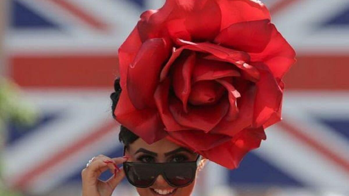 جورية حمراء بحجم ضخم تنحني للأمام