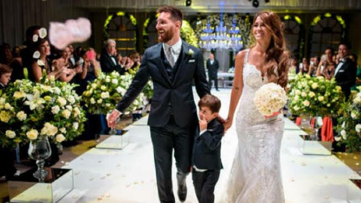 عكس باقي الأطفال، تابع أبناء ميسي تياغو وماثيو زفاف والديهما ضمن الحضور الذي وصل إلى 260 شخص مدعو، وتحديداً بالطاولات الأولى القريبة من العروسين