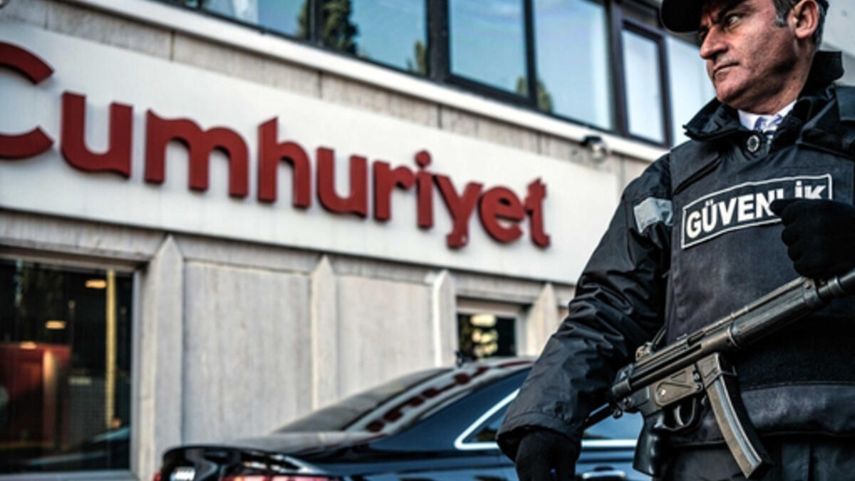 Turkey’s press freedom ends when one starts to investigate President Recep Tayyip Erdoğan. Questions such as: “Is there another story behind the coup attempt?” can land you in jail. The newspaper Cumhuriyet, critical of Erdogan, had many of its editorial staff arrested and its offices raided in 2016.