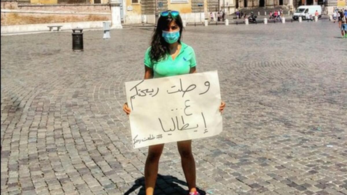 لبنانية تتضامن مع المتظاهرين من إيطاليا وتحمل لافتة "وصلت ريحتكم ع إيطاليا".