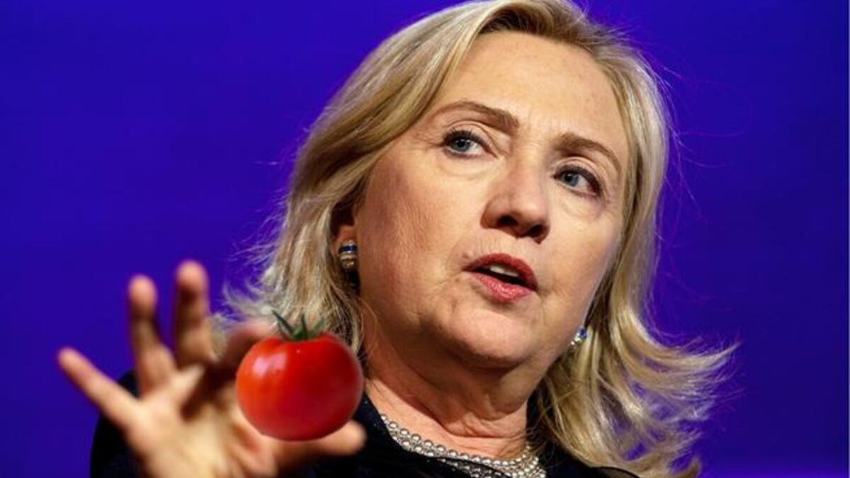 هيلاري كلينتون تتعرض للضرب بالطماطم في مصر