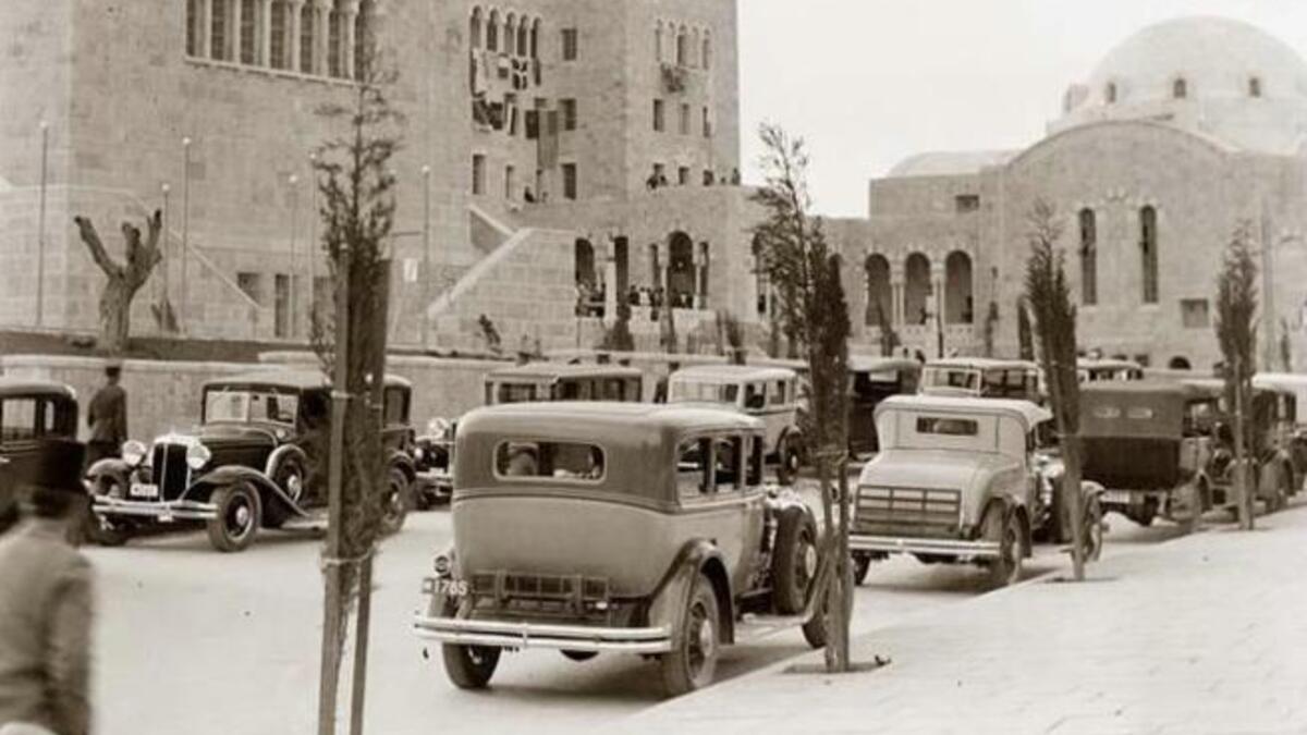 The Egypt of Farouk's reign sponsored the rise of big landowners and elite decadence, thus spawning injustice and
corruption, feeding ills in society.  Still, this Egypt was clean, spacey, stylish. In Farouk's time there was generally
freedom of press and elections, and no political prisoners.