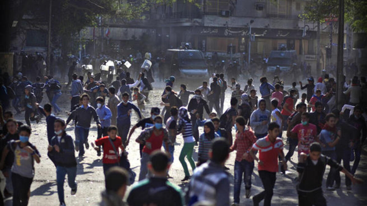 Police clash with protestors at Tahrir
