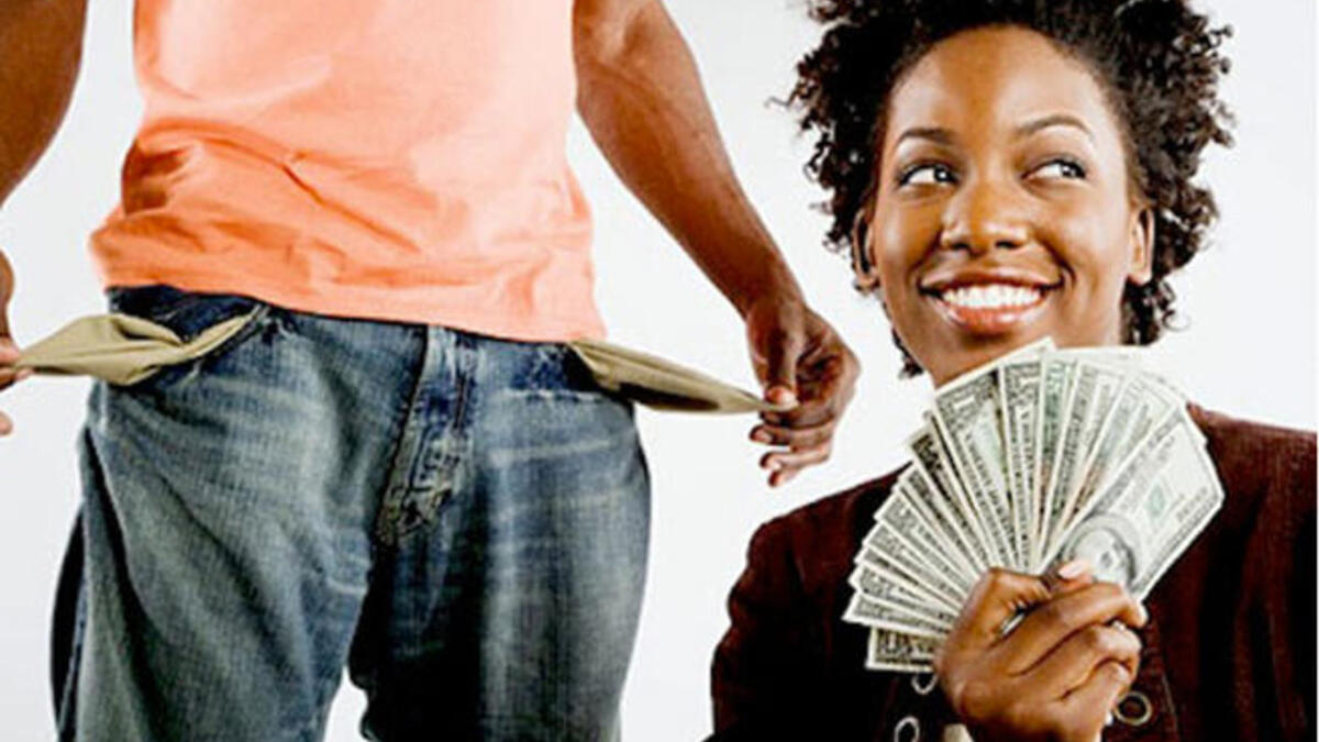 man spending cash on women