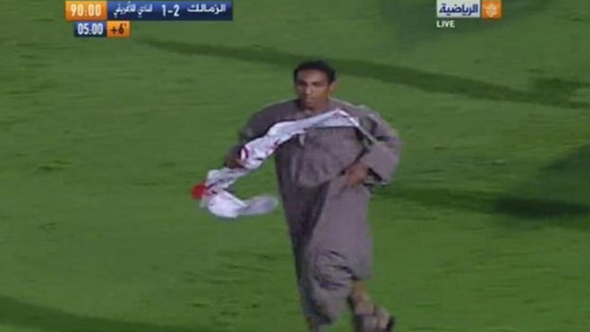 الراجل أبو جلابيه، قال تعليق ساخر: "أفاد مصدر مسئول ان هناك صله قرابه وثيقه تربطه بالرجل اللى كان واقف ورا عمر سليمان".