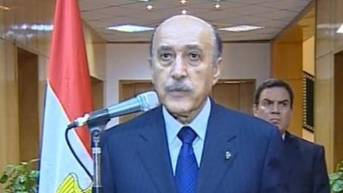 الراجل وراء عمر سليمان: هو الرجل الذي كان يقف خلف عمر سليمان في خطاب تنحي مبارك عن السلطة، حيث كانت تعابير وجهه شديد العبوس ملفتة للنظر.