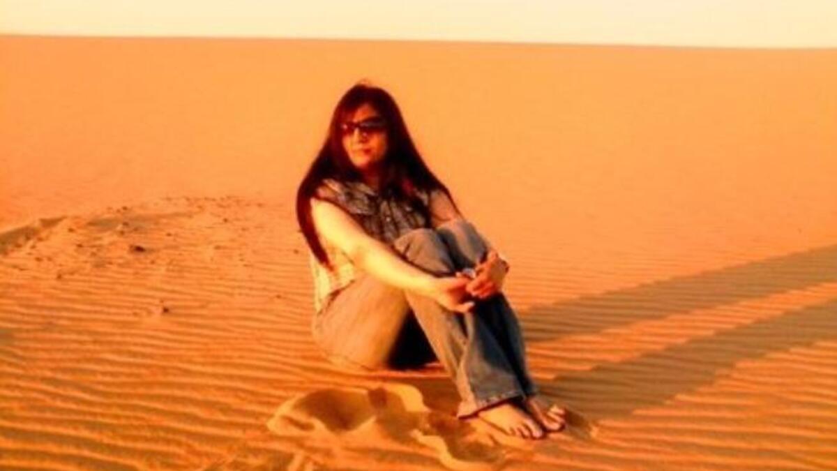 المذيعة الليبية تصف الشعب الخليجي بالثيران والغبياء لانهم يصورون ويوثقون العاصفة الترابية التي حلت على دولة الكويت ومن ثم على السعودية.