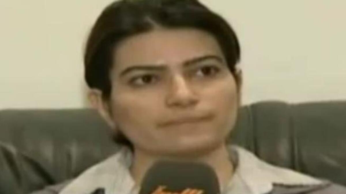 تقمصت شخصية المحققة الأمنية، فاستجوبت إحدى الإعلاميات السوريات التي قبضت عليها قوات القذافي بتهمة إمداد الثوار والإعلام بالمعلومات.