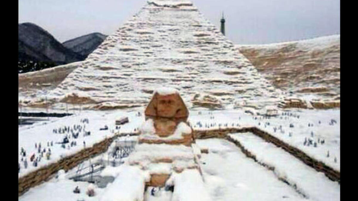 الثلج يغطي أهرامات مصر
