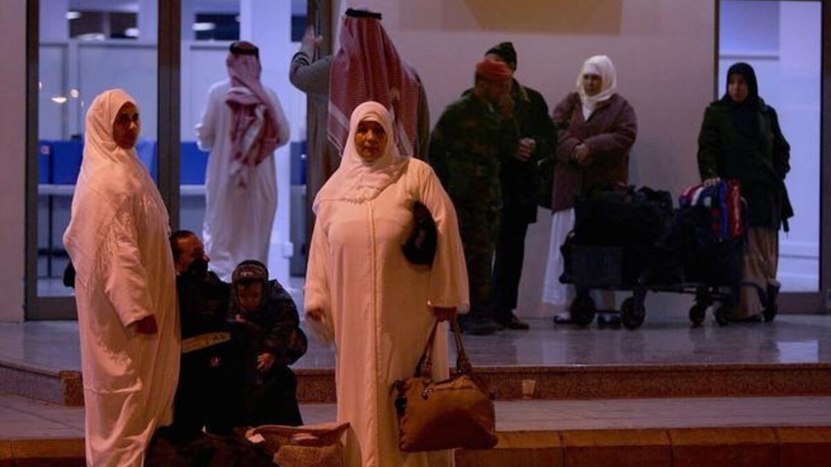 تحضير حقيبة الحاج: يفضل أن تكون الحقيبة خفيفة لا تحوي الكثير من الحاجيات ليسهل على الحاج اجتياز الإجراءات الأمنية  ولتتناسب مع روح الحج التي تدعو إلى التخفف من الماديات.