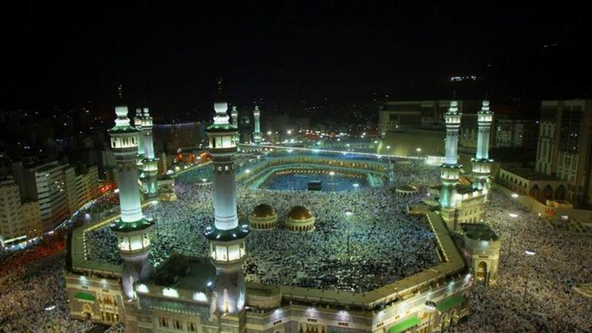 مكة.. مدينة مقدسة عند المسلمين ولا يسمح لغيرهم بدخولها ولذا فمكة غير مدرجة على قائمة الأماكن السياحية كغيرها من المزارات في العالم. يجمع شرط اتباع الإسلام بين أجناس وثقافات وشعوب مختلفة تجيء إلى مكة لتتزاحم عند الطواف.