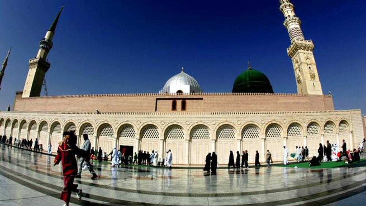 قد يرغب بعض الحجيج بزيارة المسجد النبوي في المدينة المنورة إلا أن هذا لا يعد ركنا من أركان الحج.