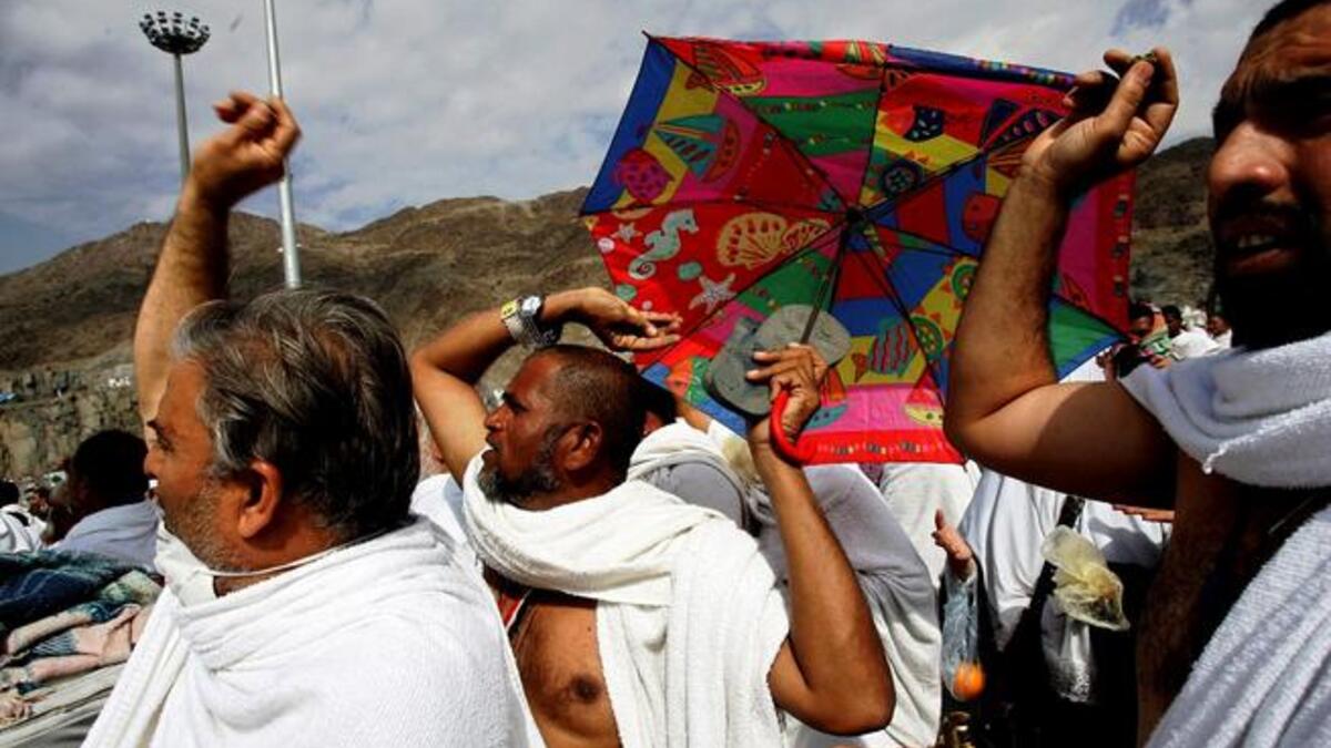 العاشر من ذي الحجة (أول أيام عيد الأضحى): بعد صلاة الفجر يخرج الحاج من مزدلفة متوجهاً إلى مشعر منى وذلك لرمي جمرة العقبة الكبرى التي تبدأ بسبع جمرات. يمثل هذا الفعل رميا للشيطان.