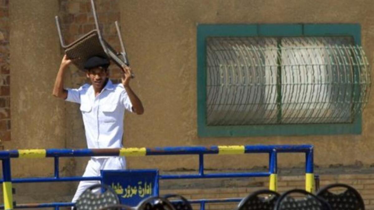 رجل شرطة مصري يحمي نفسه خلال اشتباكات بين مؤيدي مبارك ومعارضيه خارج محكمة أكاديمية الشرطة.