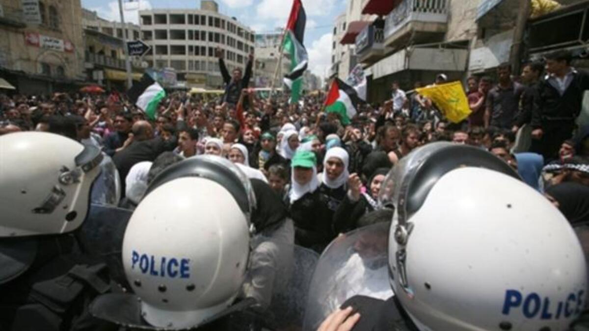 أصيب 12 مواطناً في مدينة الخليل وبلدتي بني نعيم وحلحول، شرق وشمال الخليل، إثراندلاع مواجهات عقب انطلاق المسيرات في الذكرى 63 للنكبة.