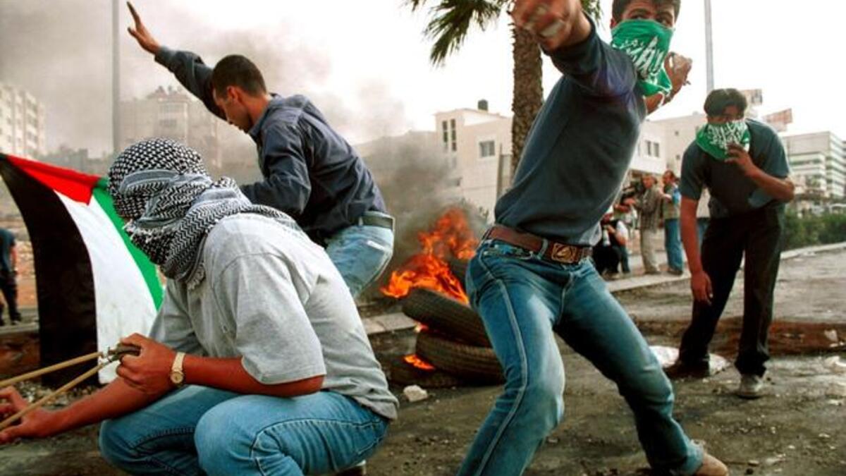 انتفاضة ثالثة على وشك الحدوث؟ يتوقع البعض أن تنشب هذه الانتفاضة متأثرة بالربيع العربي الذي حدث في الدول المجاورة. يعود السبب في ذلك إلى أن السلطة الفلسطينية لم تأخذ موافقة جميع الفلسطينيين على هذه الخطوة ويعتبر بعض أفراد السلطة من المتعاونين مع إسرائيل.