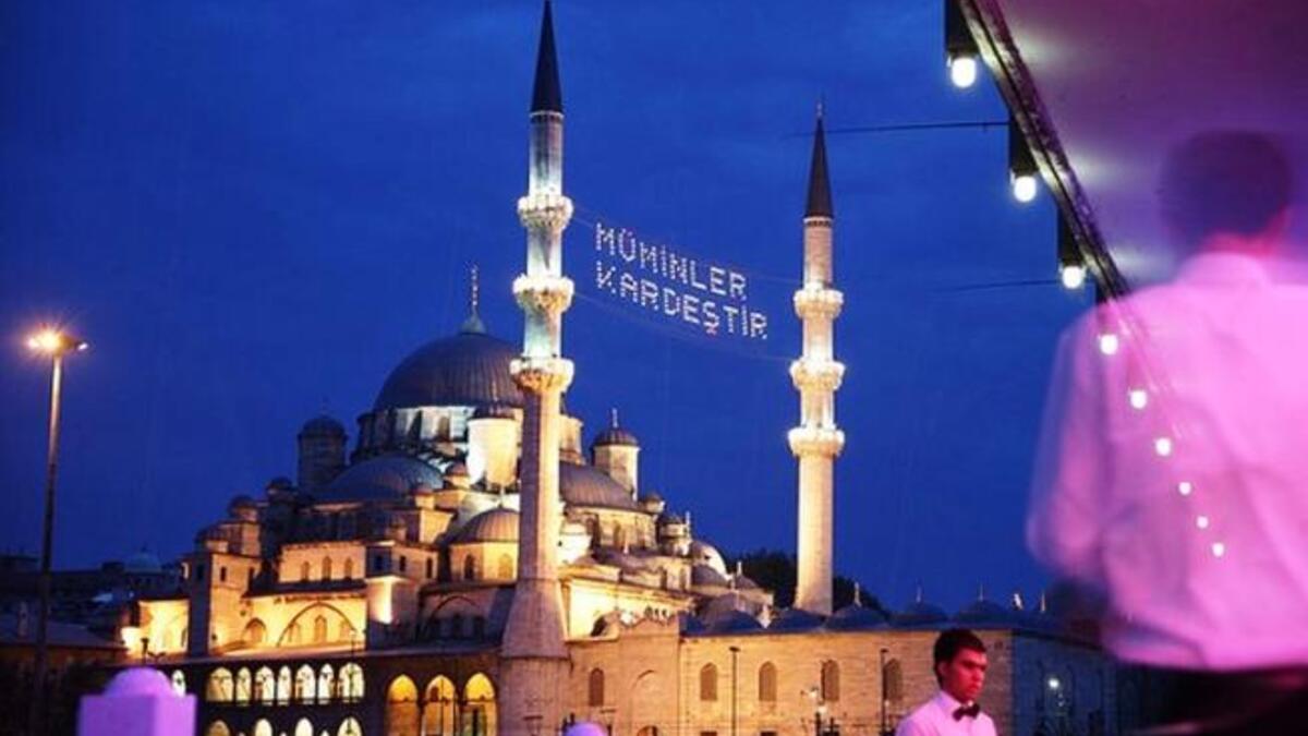 Mosque in Istanbul lights up for Ramadan