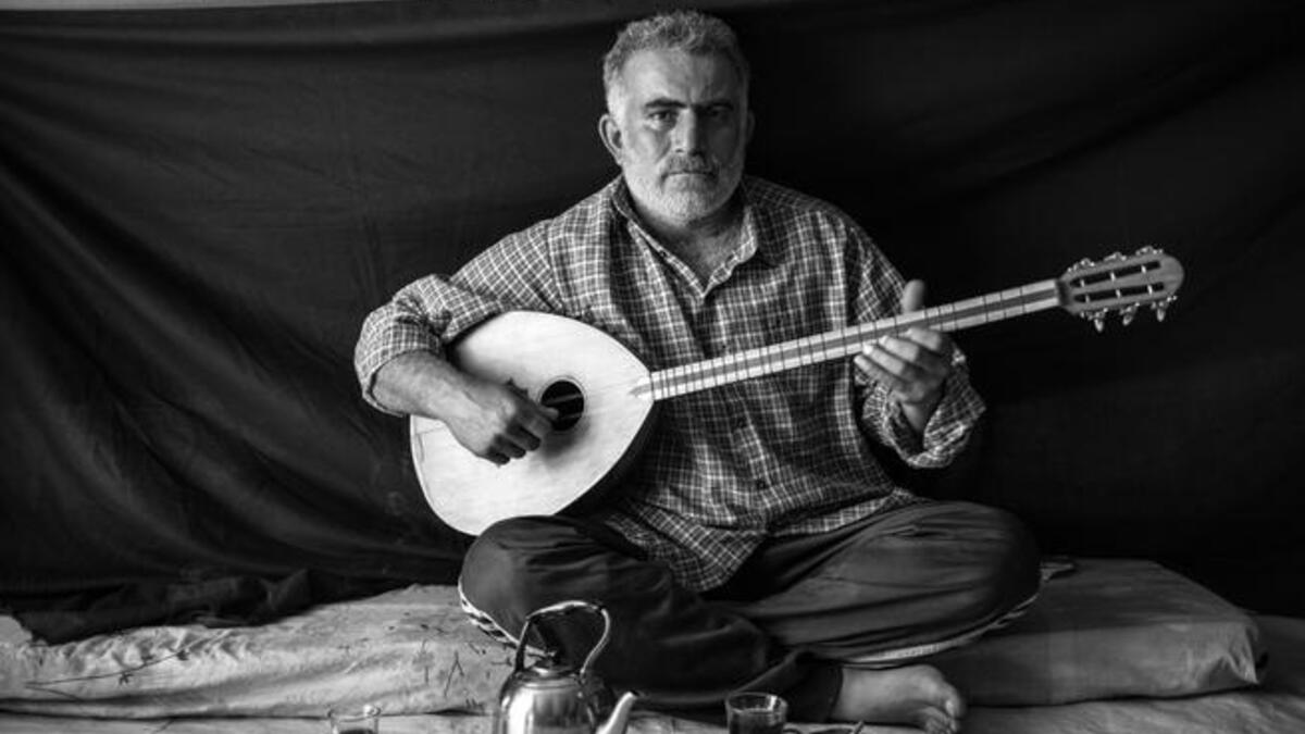 Syrian refugee with guitar (Photo UNHCR/ B Sokol)