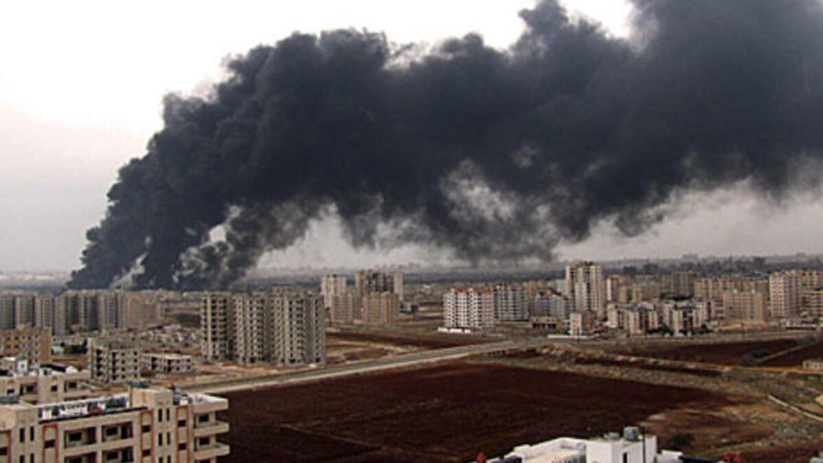 تعتبر سوريا إحدى الدول الغنية "نسبيا" بالنفط كالعراق وليبيا إلا أنها ليست مشهورة كدول الخليج مثلا. يبقي نفط سوريا على علاقتها مع بعض الأطراف الدولية وتعرضت خطوط النفط لعدة هجمات منذ بدء الاحتجاجات مثل تفجير أحدها في دير الزور في ٢٨ يناير.