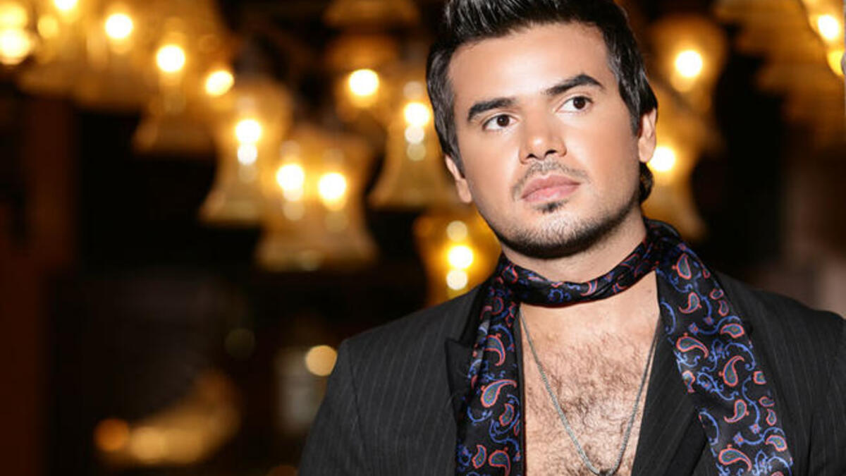 المطرب سامو زين قرر أن يقود مظاهرة صغيرة لتاييد الرئيس السورى بشار الاسد وذلك أمام مبنى السفارة السورية فى القاهرة.