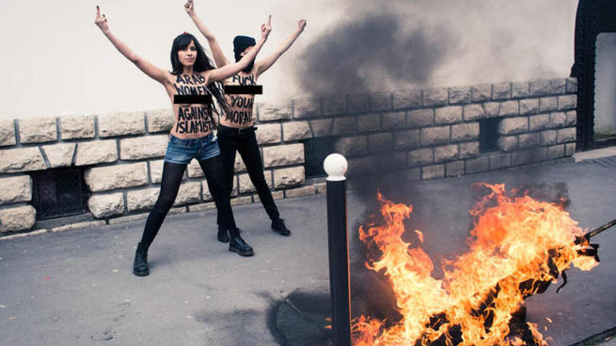 FEMEN-ists burning Salafi flag in Paris