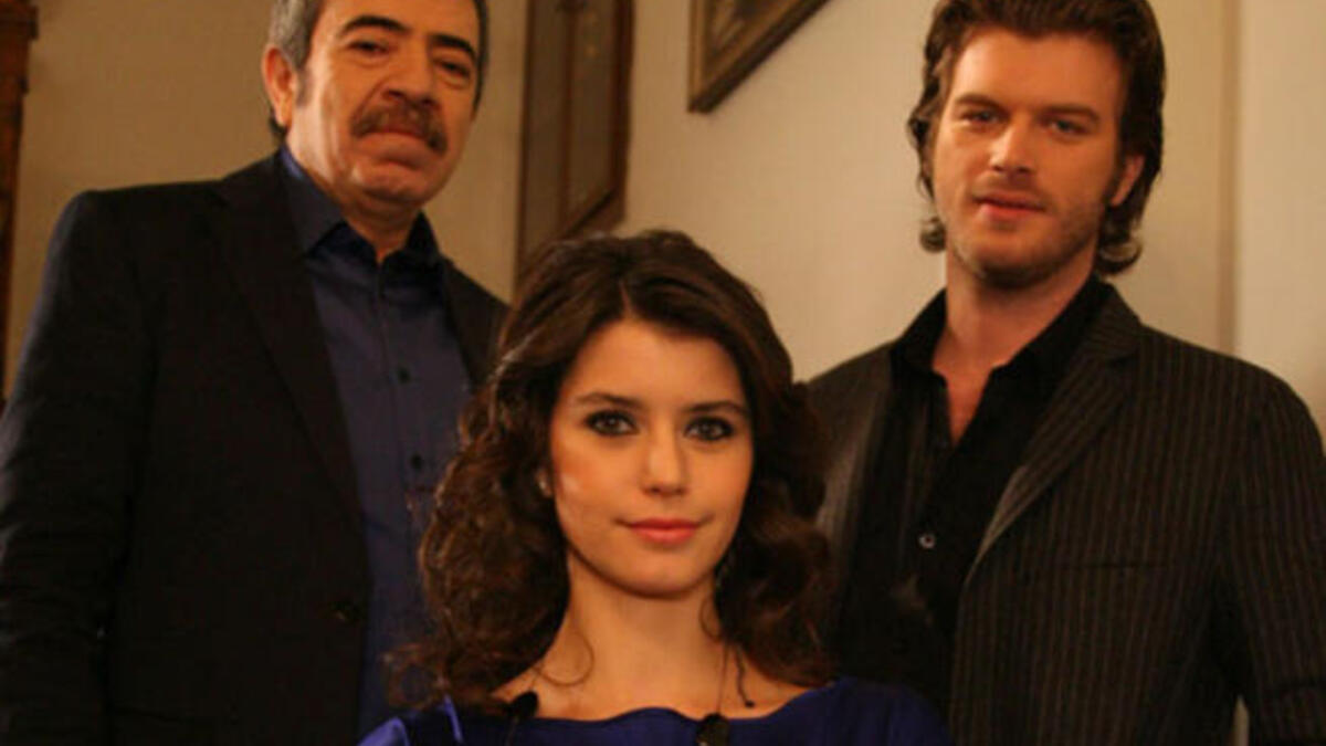 العشق الممنوع: قصة حب محرمة بين زوجة العم الشابة سمر  وابن أخي زوجها الوسيم الشاب مهند.