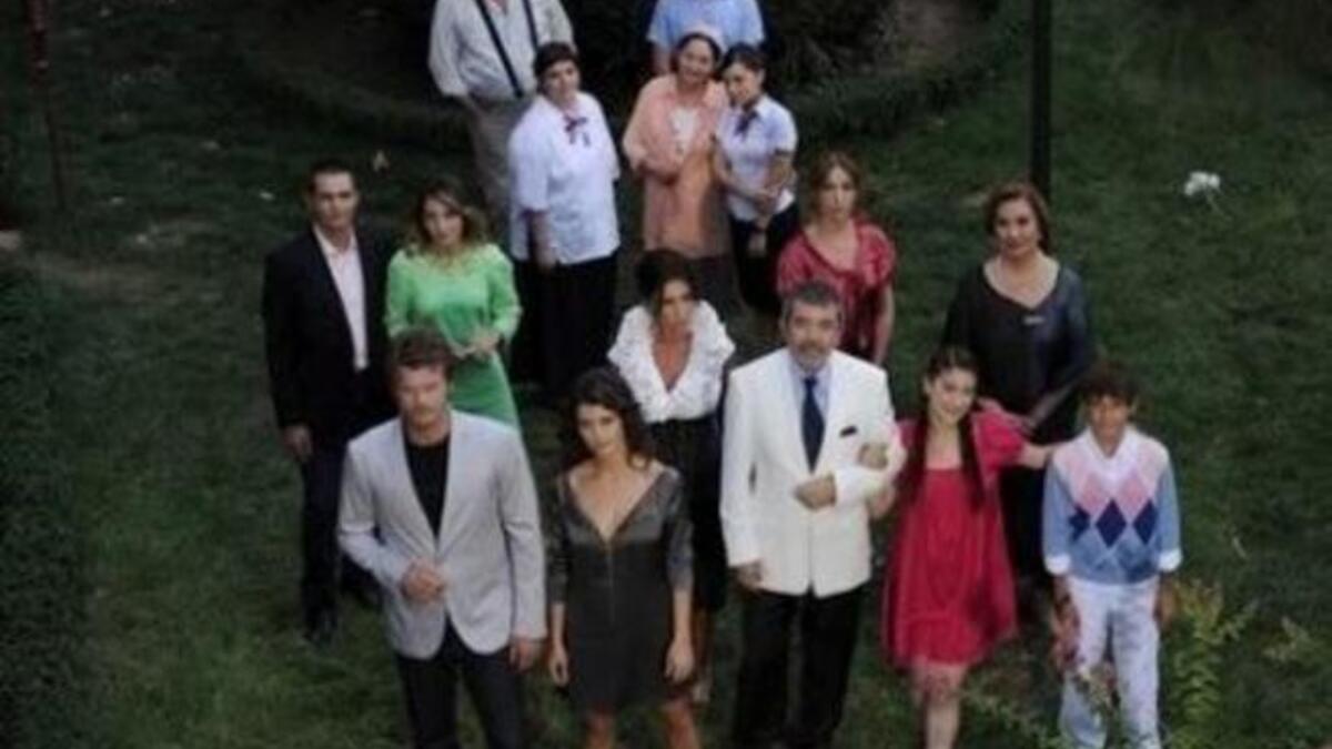 تتشابه عادات وتقاليد الدراما التركية مع مثيلتها العربية من قصص الزواج التقليدي واحترام الكبار والحفاظ على التقاليد وغيرها.