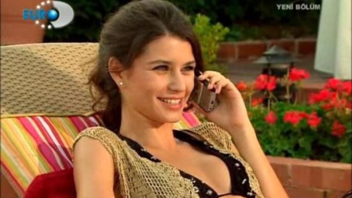 تقدّم هذه الدراما صورة-قد تكون خيالية أحيانا- لنساء مترفات ومدللات لسن مضطرات إلى العمل أو التعب من أجل المال.