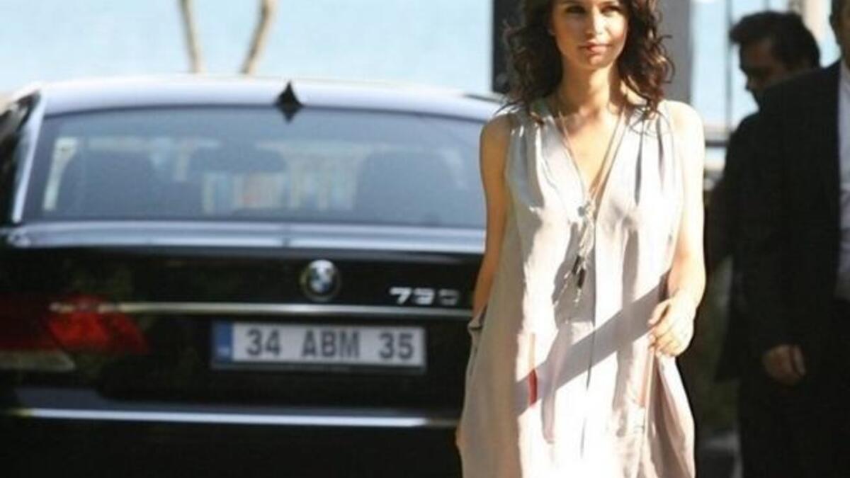 تتميز سمر بملابسها المغرية والجذابة.