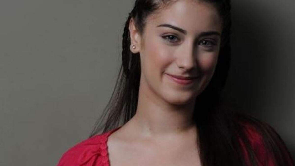 نهال: ابنة عدنان بيك المراهقة، البعض يحبها لبرائتها والبعض الآخر يميل إلى سمر على حسابها.