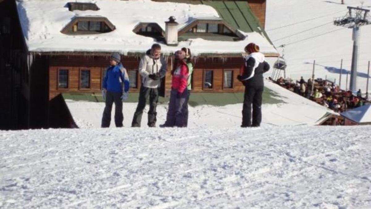 عطلات ورحلات مستمرة ومطاعم ونزهات، جانب من الحياة المرفهة في هذه الدراما.