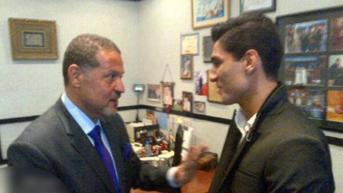 محمد عساف يتسلم جائزته.