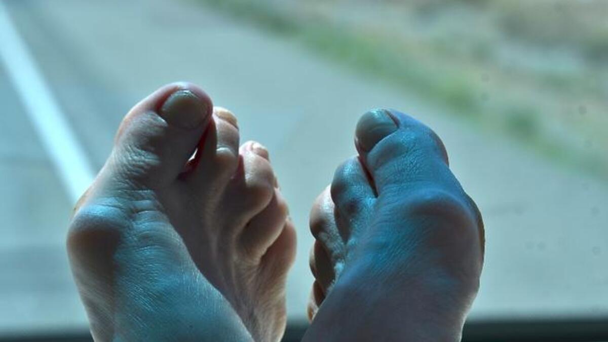 رفع الأقدام على تابلوه سيارة الأجرة