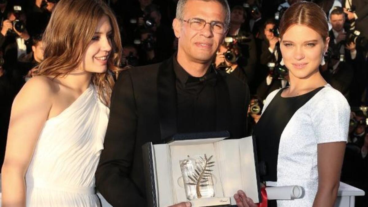 المخرج الفرنسي التونسي عبد اللطيف كشيش يتوسط بطلتي الفيلم.