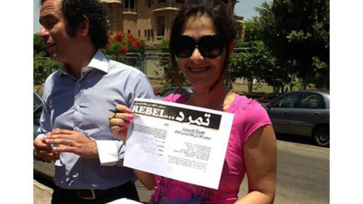 الفنانة بسمة وزوجها السياسي عمرو حمزاوي مع حملة تمرد