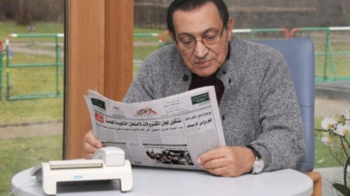 هنا يظهر مبارك في سترة أنيقة  ولطيفة بعد جراحة أجراها في ألمانيا عام ٢٠١٠م. ربما كان يحاول أن يقول للعالم بأنه لا يزال في أفضل حالاته ولكن ماذا تقول محاكمة "البيجاما" عن مبارك الآن بعد ثورة مصر؟