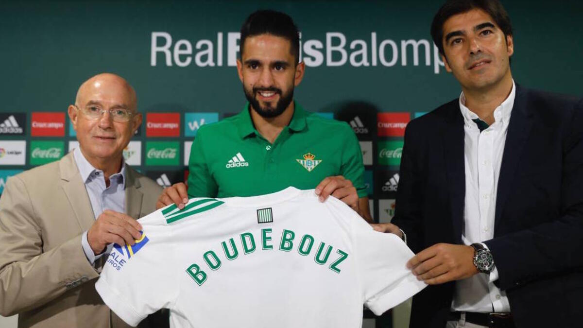 لاعب الوسط المهاجم الجزائري رياض بودبوز (ريال بيتيس: جاء من مونبيلييه، ويرى النقاد أن صاحب الـ 27 عاماً يتناسب مع الليغا جيداً بسبب الصفات التي يتمتع بها. سجل الدولي الجزائري العام الماضي مع مونبلييه 11 هدفاً خلال 33 مباراة.