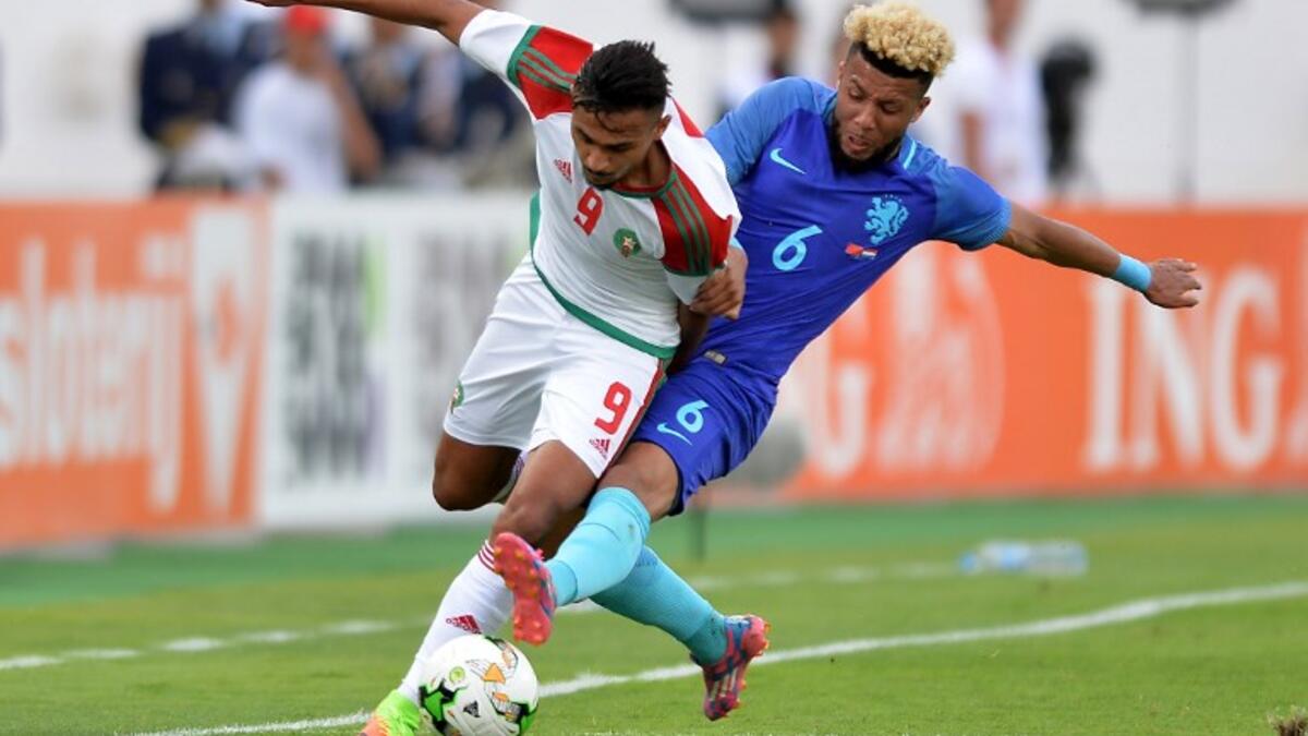 صراع على الكرة بين المغربي سفيان بوفال (يسار) والهولندي توني فيلهينا (يمين) خلال المباراة الودية التي جمعت منتخبي بلديهما في أغادير، والتي انتهت بفوز الطواحين بهدفين لهدف.